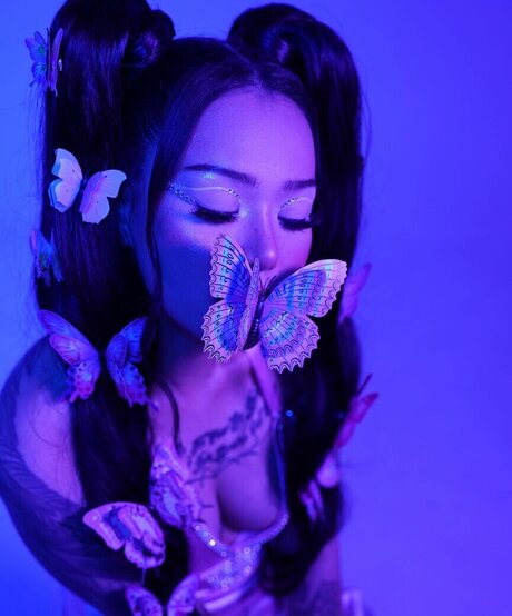 trio sous la douche onlyfans haut hd images