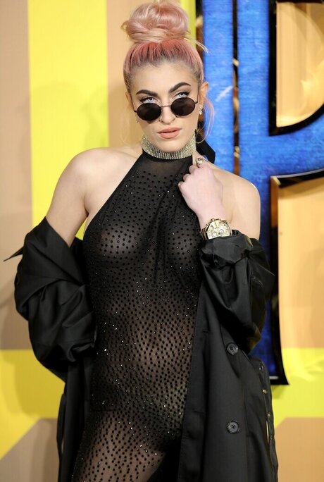 OOPS International actrice érotique galerie