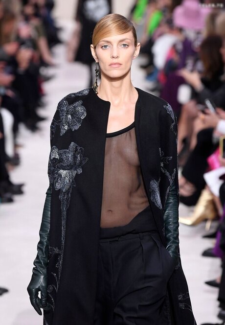 fellation sur la plage onlyfans art supérieur des photos