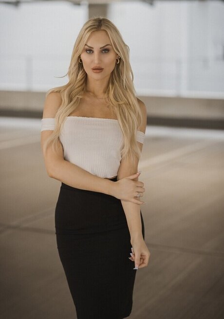 Giulie Hope Santana modèle de haute qualité images