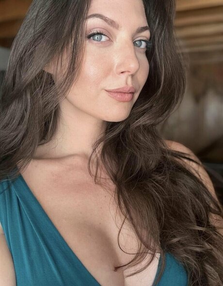 Theoreticalresearch actrice libre des photos