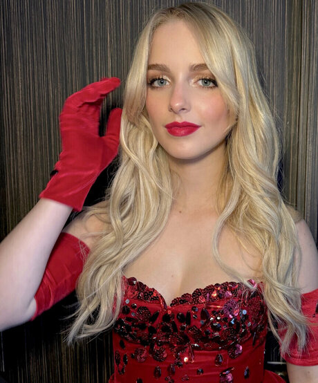 Mckenna Grace modèles nus galerie