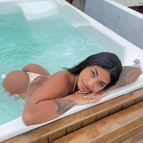 Thayna Telles modèle nu photo