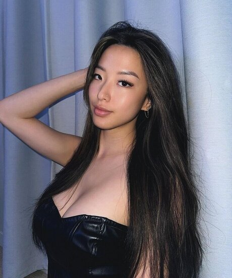 Winnie Chang modèle xxx image