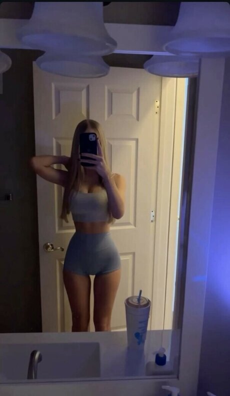 maya zrv modèle pornographique collection