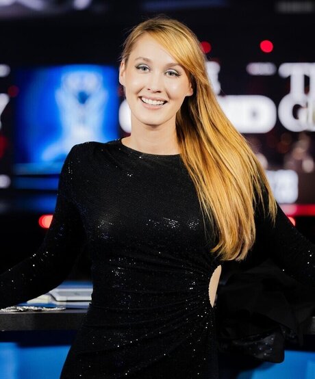 pom-pom girl blonde onlyfans parfait nu image