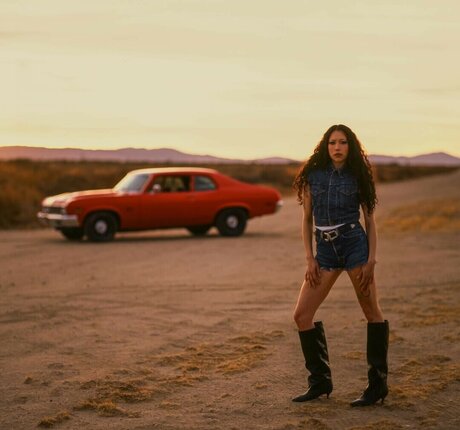 Sasami Ashworth modèle nu archive