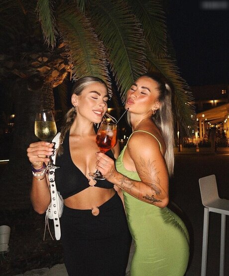 milf aux cheveux noirs onlyfans top magnifique photos