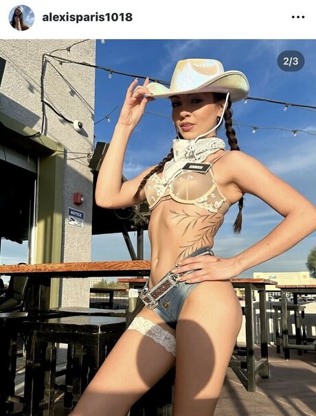 Lexxx x joli modèle des photos