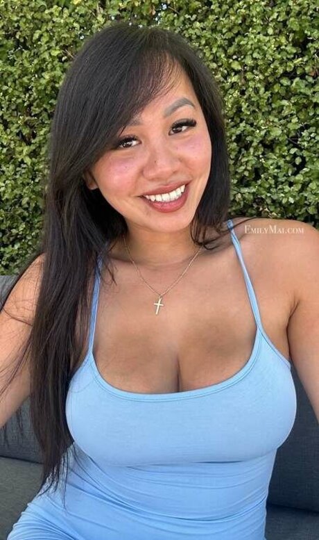 Emily Mai étoile sexy images