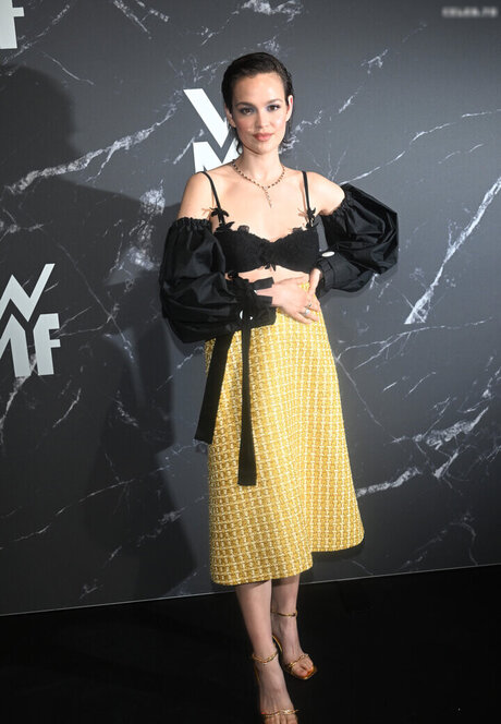 Emilia Sch le haut modèle photos