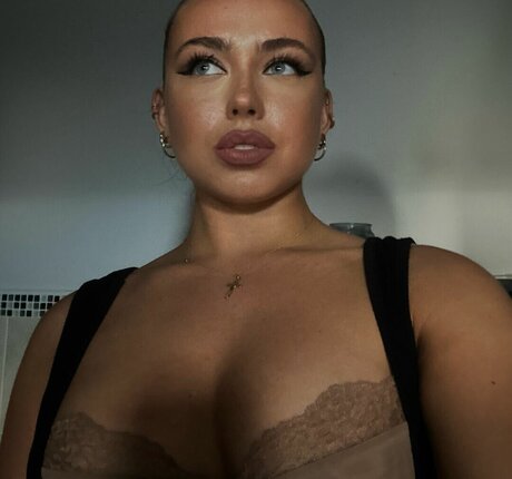 Olivia Alex star du porno en haute qualité photo