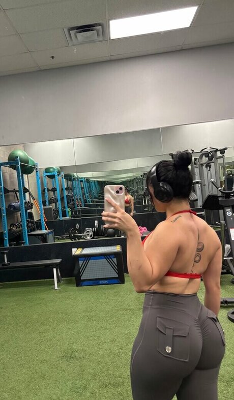 Karen Cantu modèle magnifique galeries