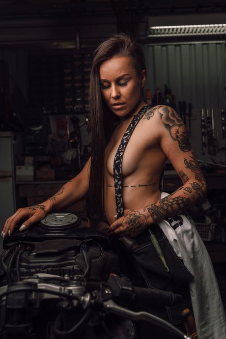 Laurakiirasi modèle pornographique galerie