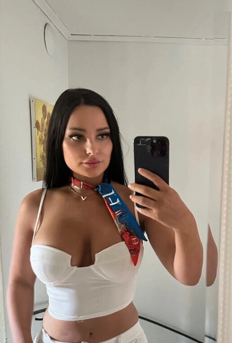 ébène courbée onlyfans assez érotique img