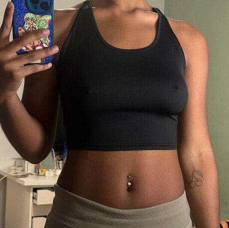 grandes aréoles onlyfans haut por des photos