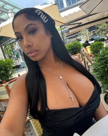 ayisha mia modèle magnifique images