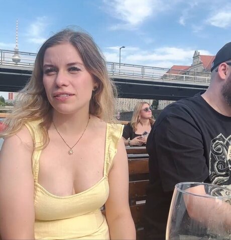 FormulaLena actrice érotique des photos