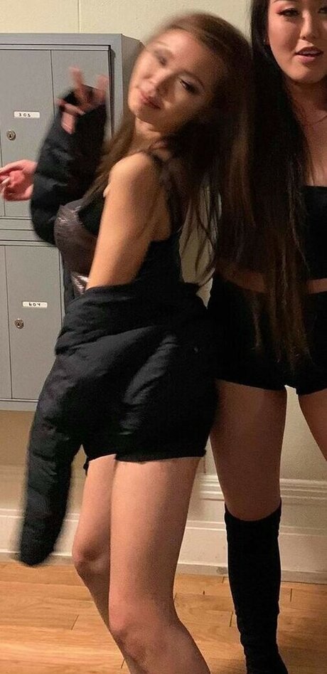 Maggie Sin nus de stars du porno images