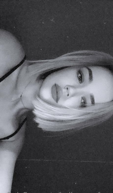 blonde étudiante onlyfans art supérieur archive