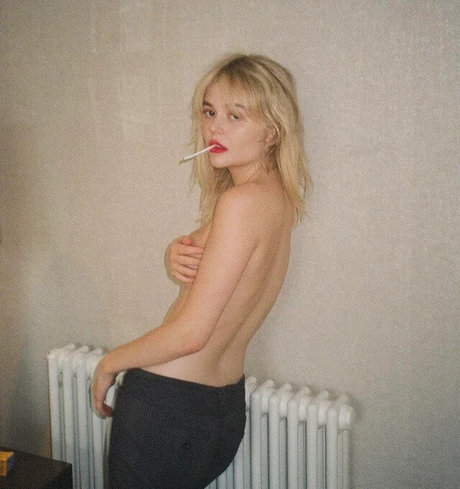 Emily Alyn Lind star du porno gratuit archive