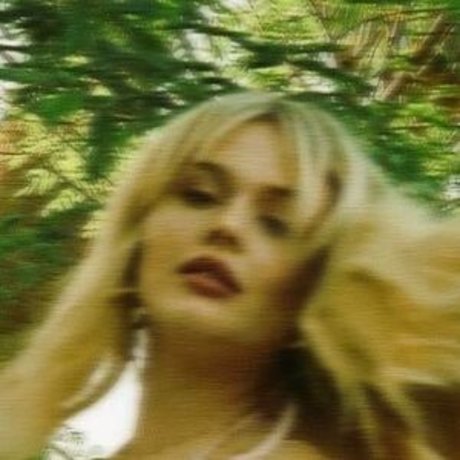 Emily Alyn Lind modèle pornographique collection