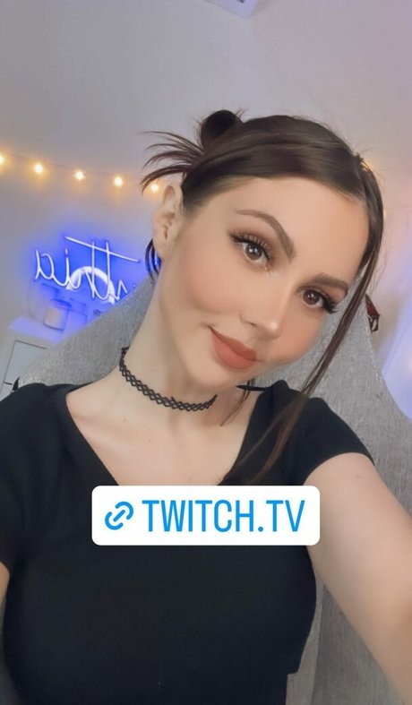 Aliythia actrice chaude galeries