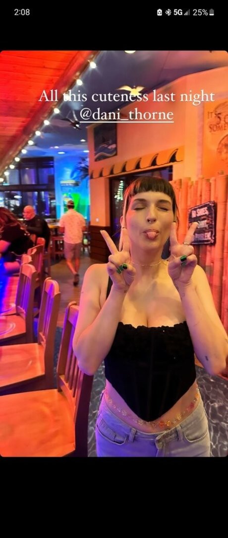 Dani Thorne haut étoile des photos