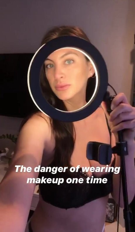 Ariana Basseri art modèle galeries