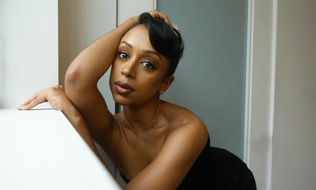 Liza Koshy nus de stars du porno archive