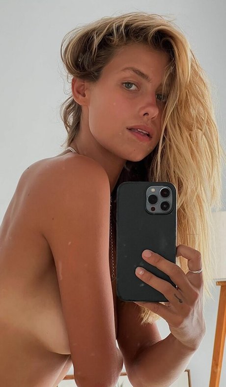 solo aux gros seins uniquementfans nus érotiques des photos