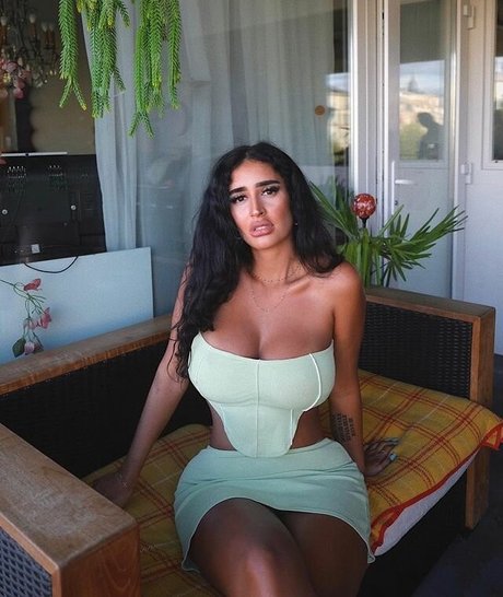 Tania Barbosa modèle xxx image