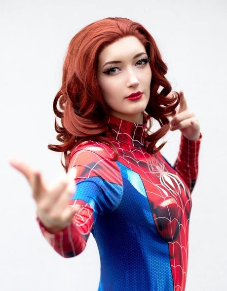 milf blonde aux courbes onlyfans belle érotique image