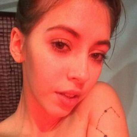 Avery Nona sexe star du porno image