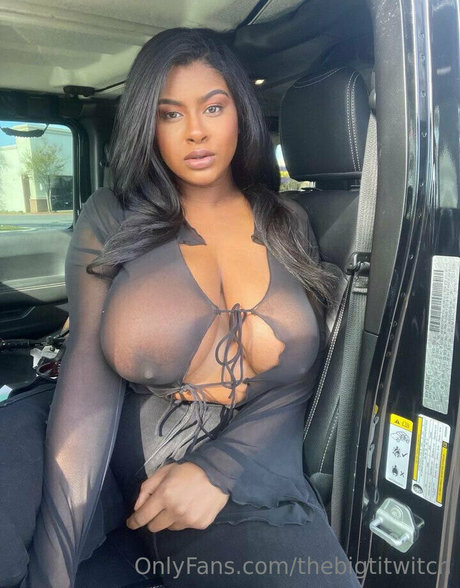 thebigtitwitch actrice exclusive photo