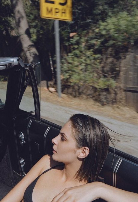 Willa Holland étoile exclusive archive