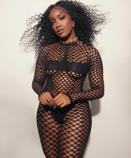 Izza Cantora modèle gratuit galeries