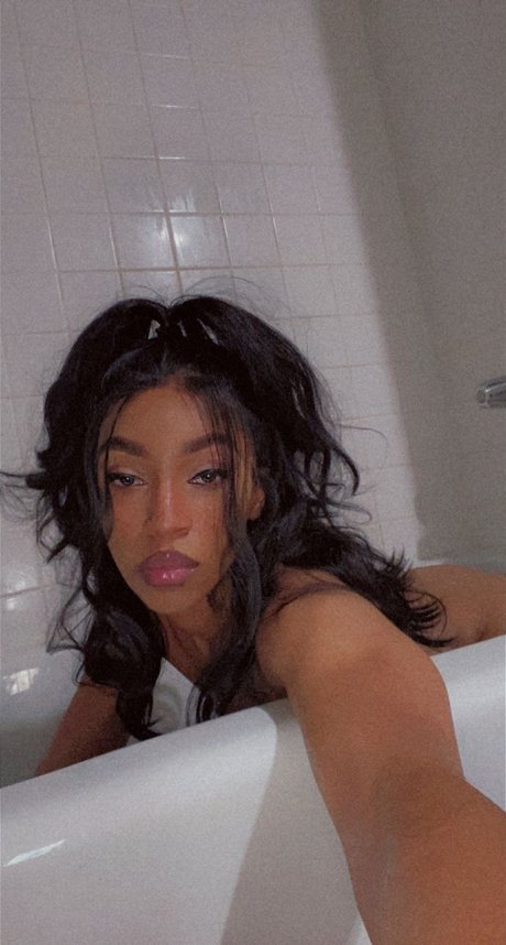 AmiraBabyyy modèle artistique image