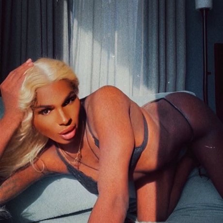 Meemez modèle nu collection