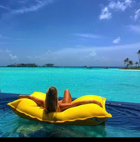 Mira Sabina modèle porno image