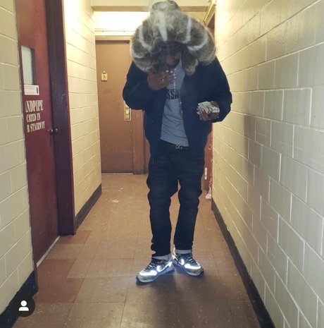 MilitantFendi modèle de haute qualité image