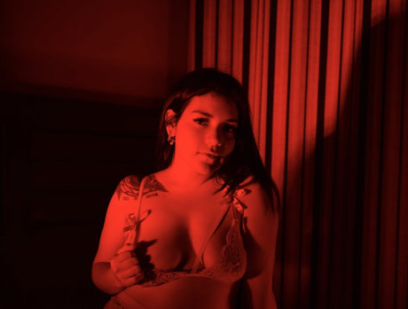 Mysticxxx4 modèle sympa des photos