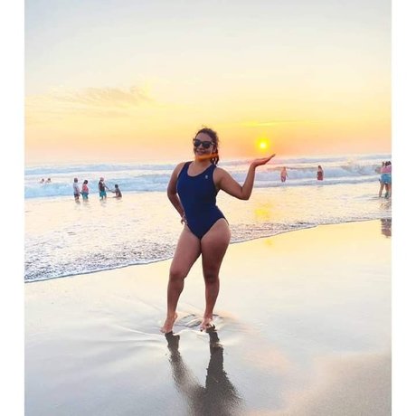 Nashiely lpz modèle de haute qualité images