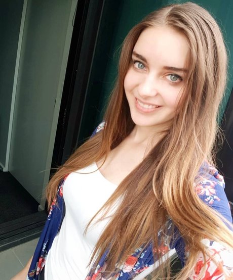 Loserfruit actrice sexy photo