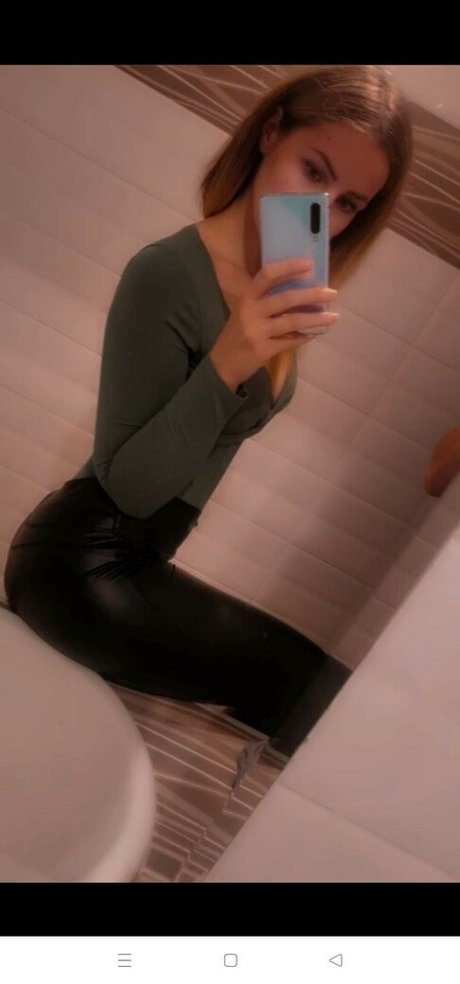 Somogyi Lanyok étoile nue images