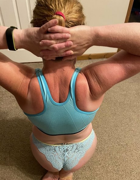 khariscurves modèle pornographique img