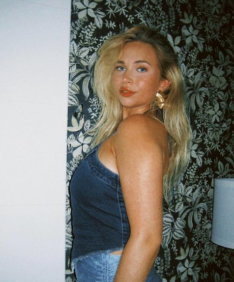 Sophia Armata haut modèle photos