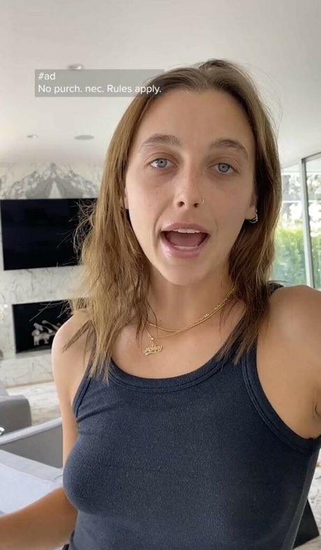 Emma Chamberlain jolie star du porno collection