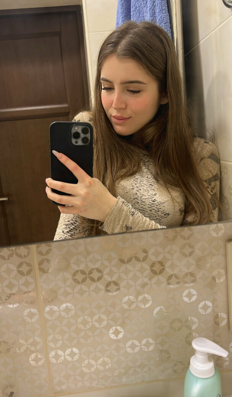 Emiliallure nus star du porno img