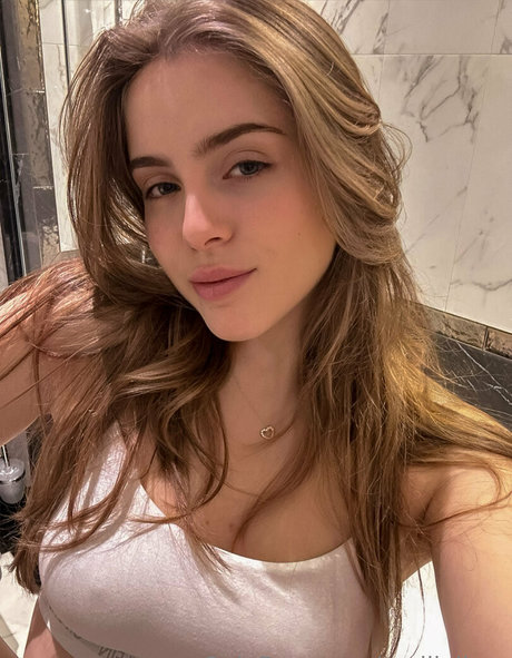 milf aux cheveux noirs onlyfans xxx adulte images